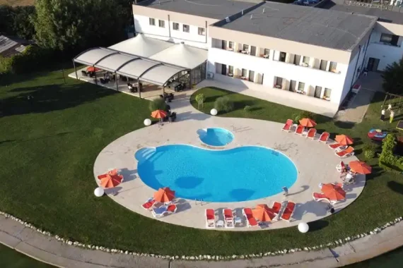 Imagine aeriană a piscinei custom de exterior a hotelului din Mamaia