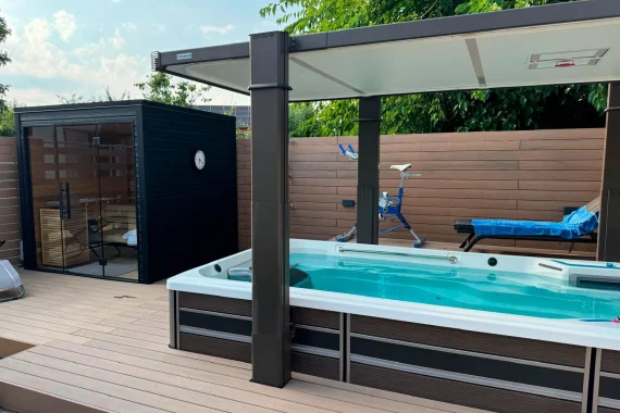 Saună Auroom Mira L și swimspa E500 Endless Pools amplasate pe terasa